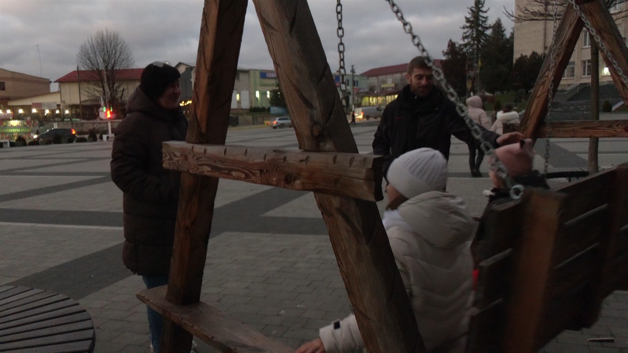 У Валентини є доросла донька, у Олександра - 12-річний син Ростислав, який допомагає патронатним вихователям налагоджувати стосунки з новоприбулими дітками.