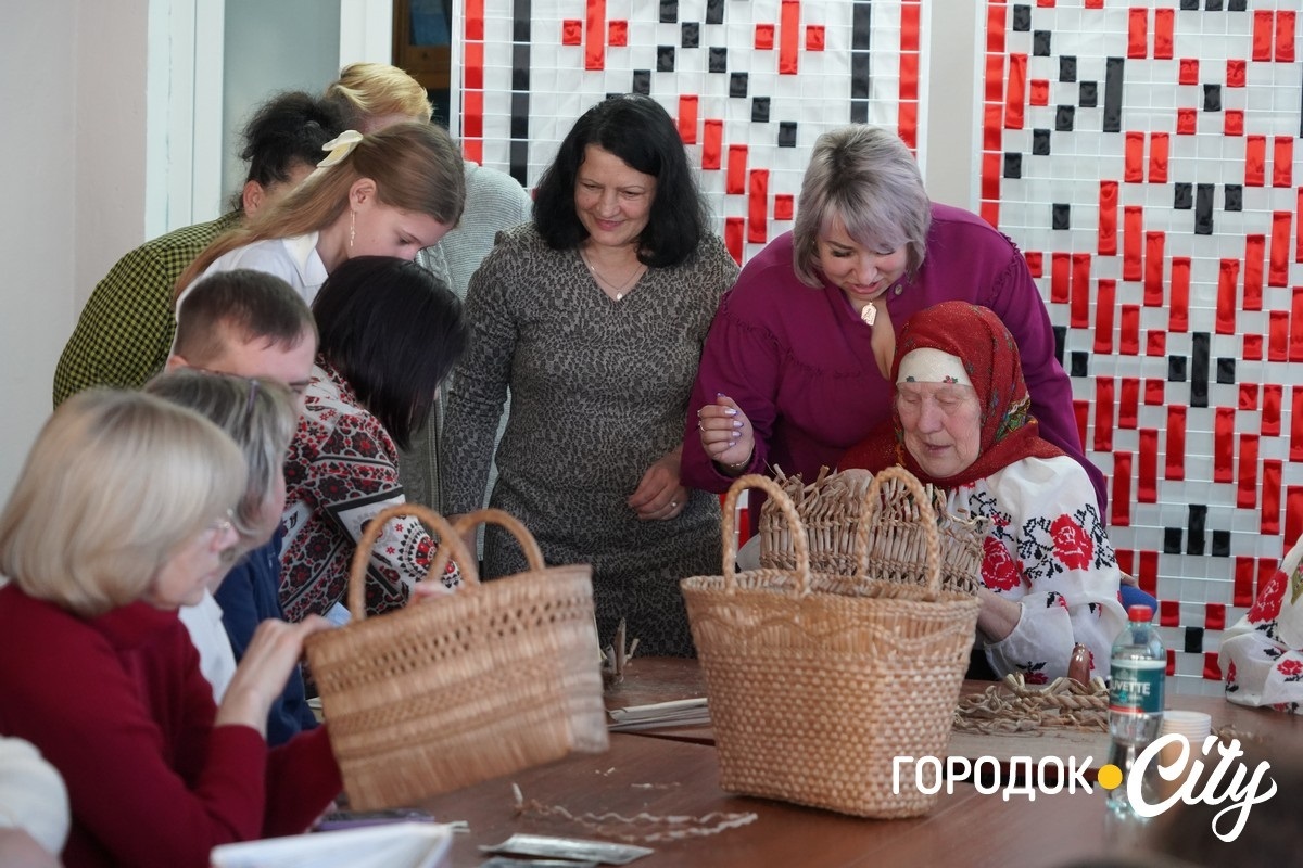 Кошики з очерету як жива пам’ять поколінь: у Городку відбувся майстер-клас зі старовинного ремесла