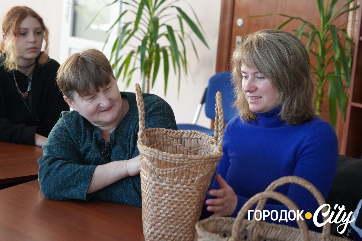 Кошики з очерету як жива пам’ять поколінь: у Городку відбувся майстер-клас зі старовинного ремесла
