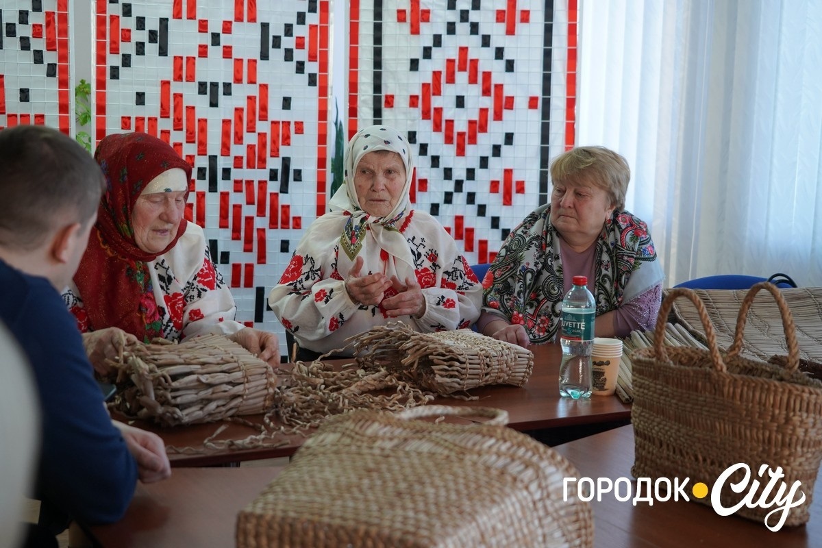 Кошики з очерету як жива пам’ять поколінь: у Городку відбувся майстер-клас зі старовинного ремесла