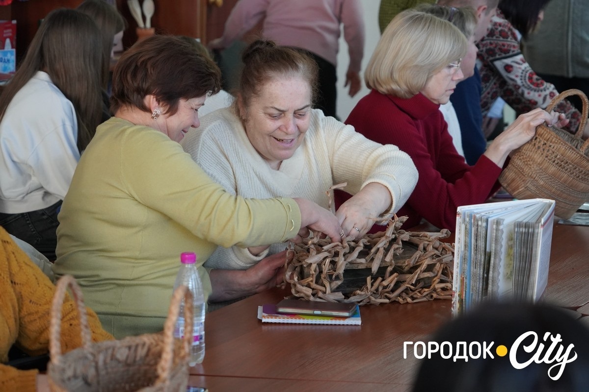 Кошики з очерету як жива пам’ять поколінь: у Городку відбувся майстер-клас зі старовинного ремесла