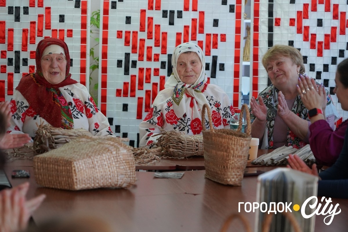 Кошики з очерету як жива пам’ять поколінь: у Городку відбувся майстер-клас зі старовинного ремесла