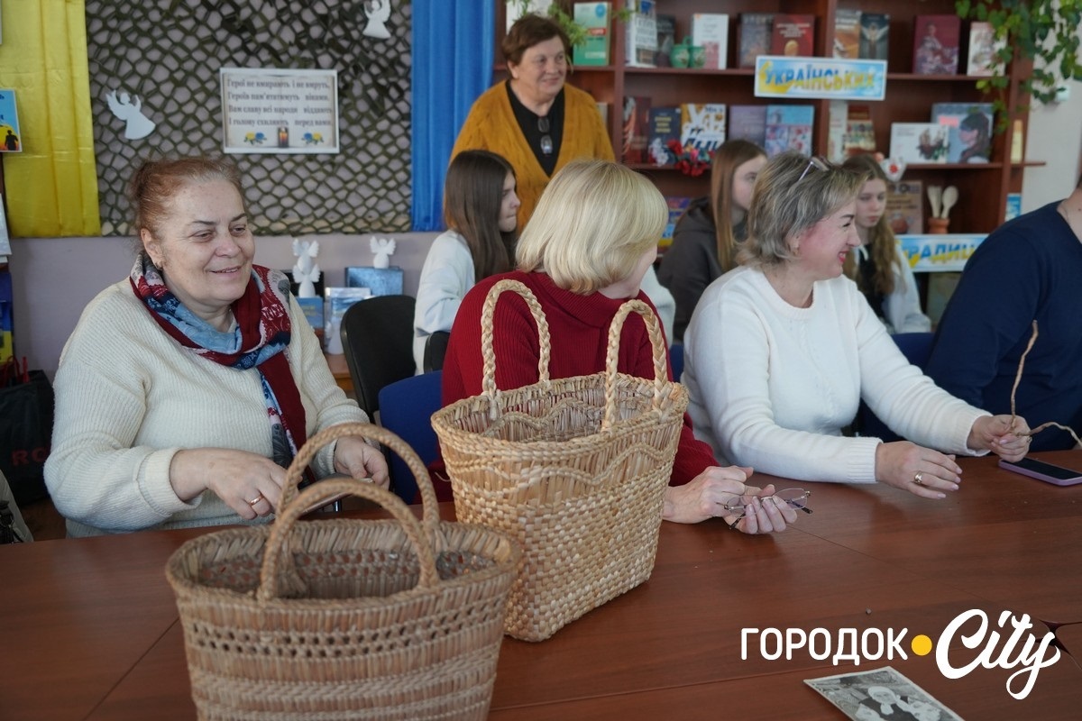Кошики з очерету як жива пам’ять поколінь: у Городку відбувся майстер-клас зі старовинного ремесла