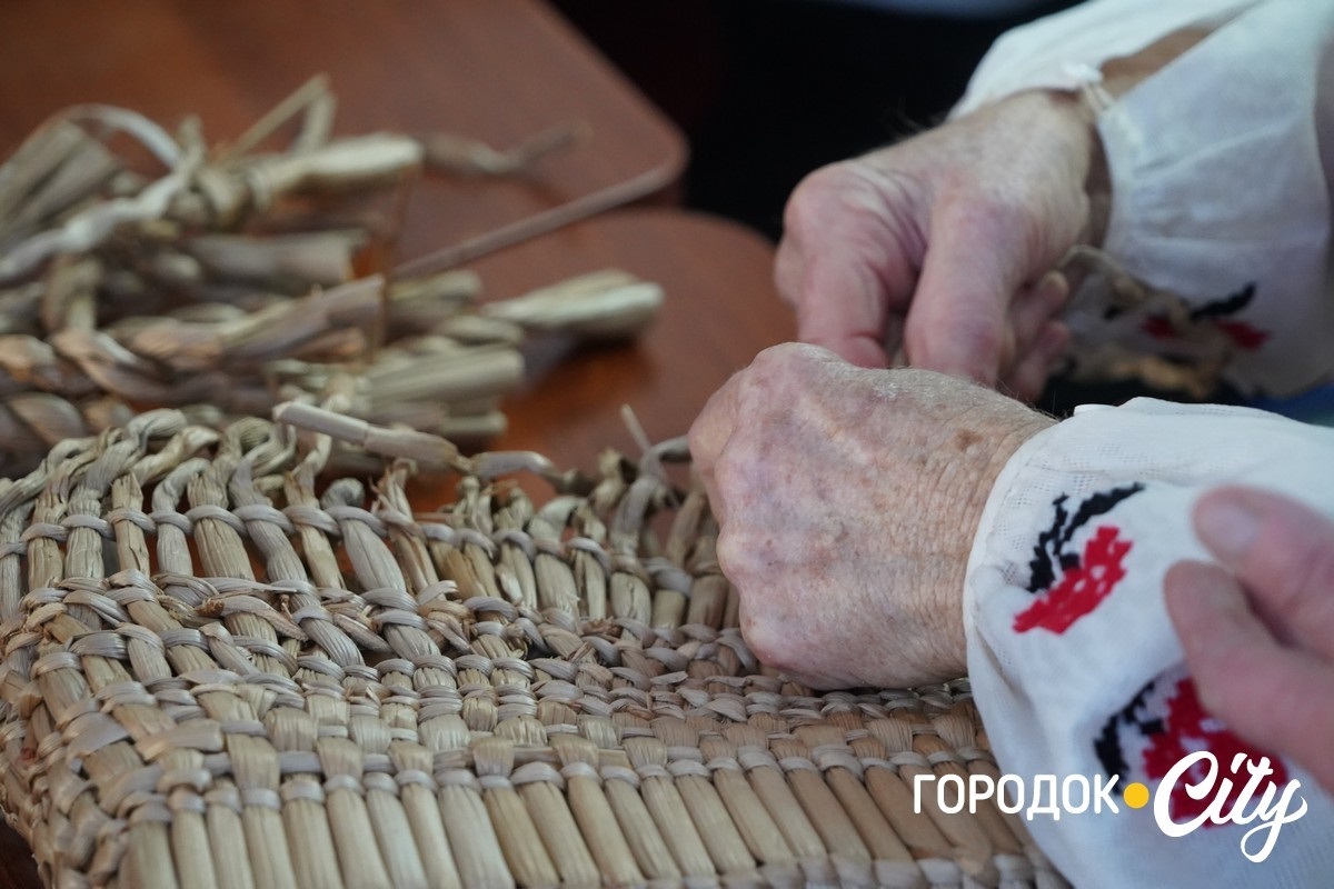 Кошики з очерету як жива пам’ять поколінь: у Городку відбувся майстер-клас зі старовинного ремесла