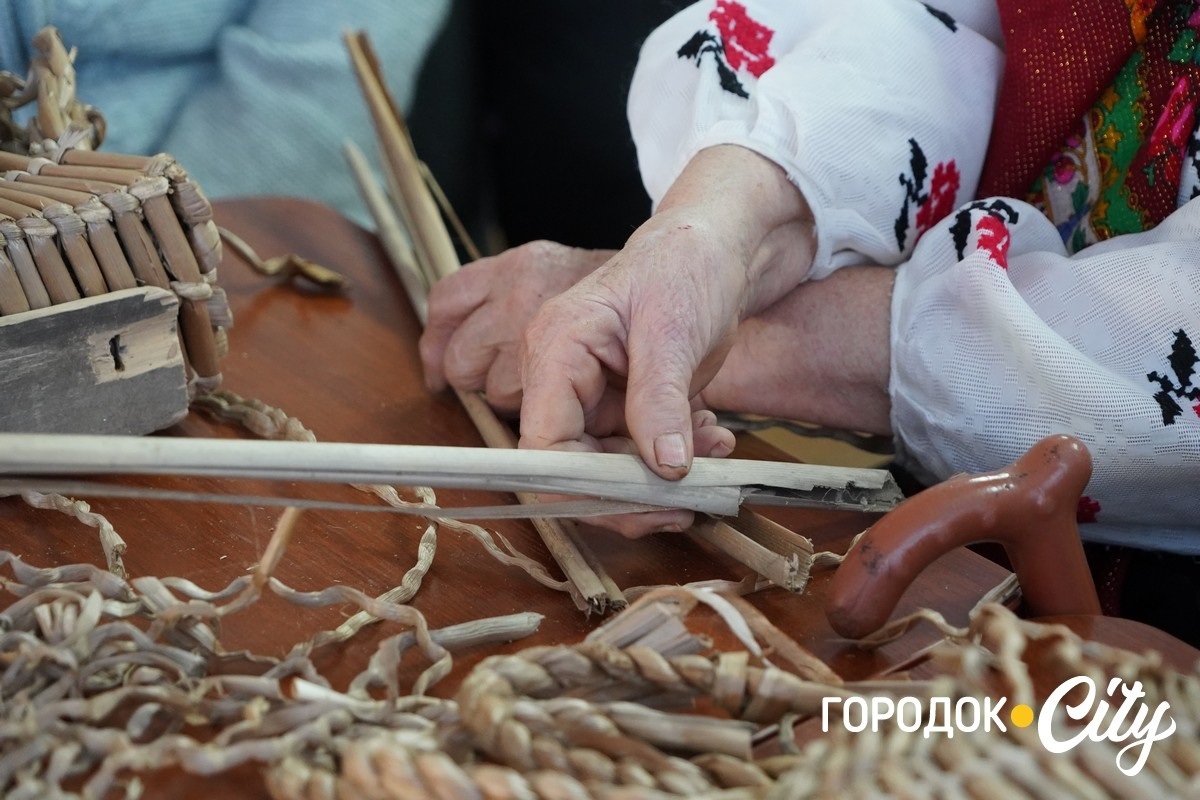 Кошики з очерету як жива пам’ять поколінь: у Городку відбувся майстер-клас зі старовинного ремесла