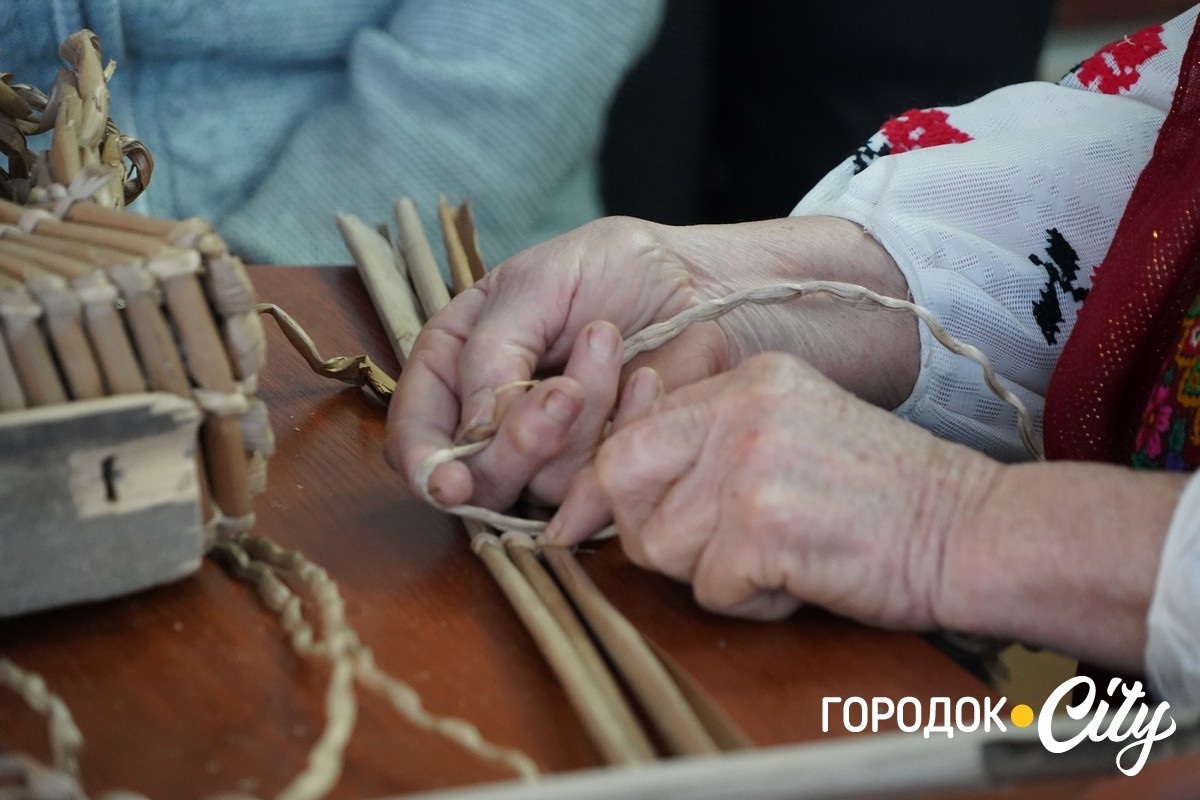 Кошики з очерету як жива пам’ять поколінь: у Городку відбувся майстер-клас зі старовинного ремесла