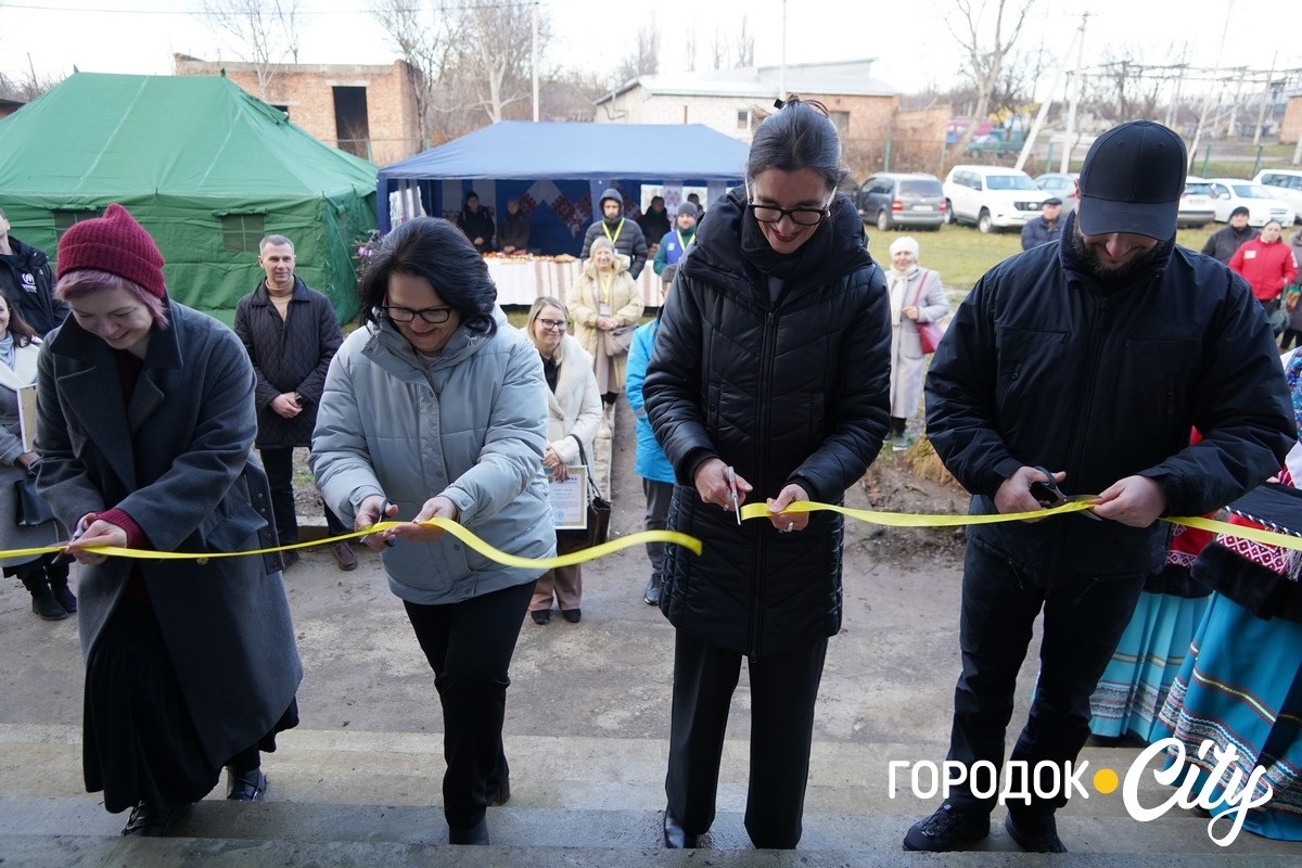 Урочисте перерізання стрічки.