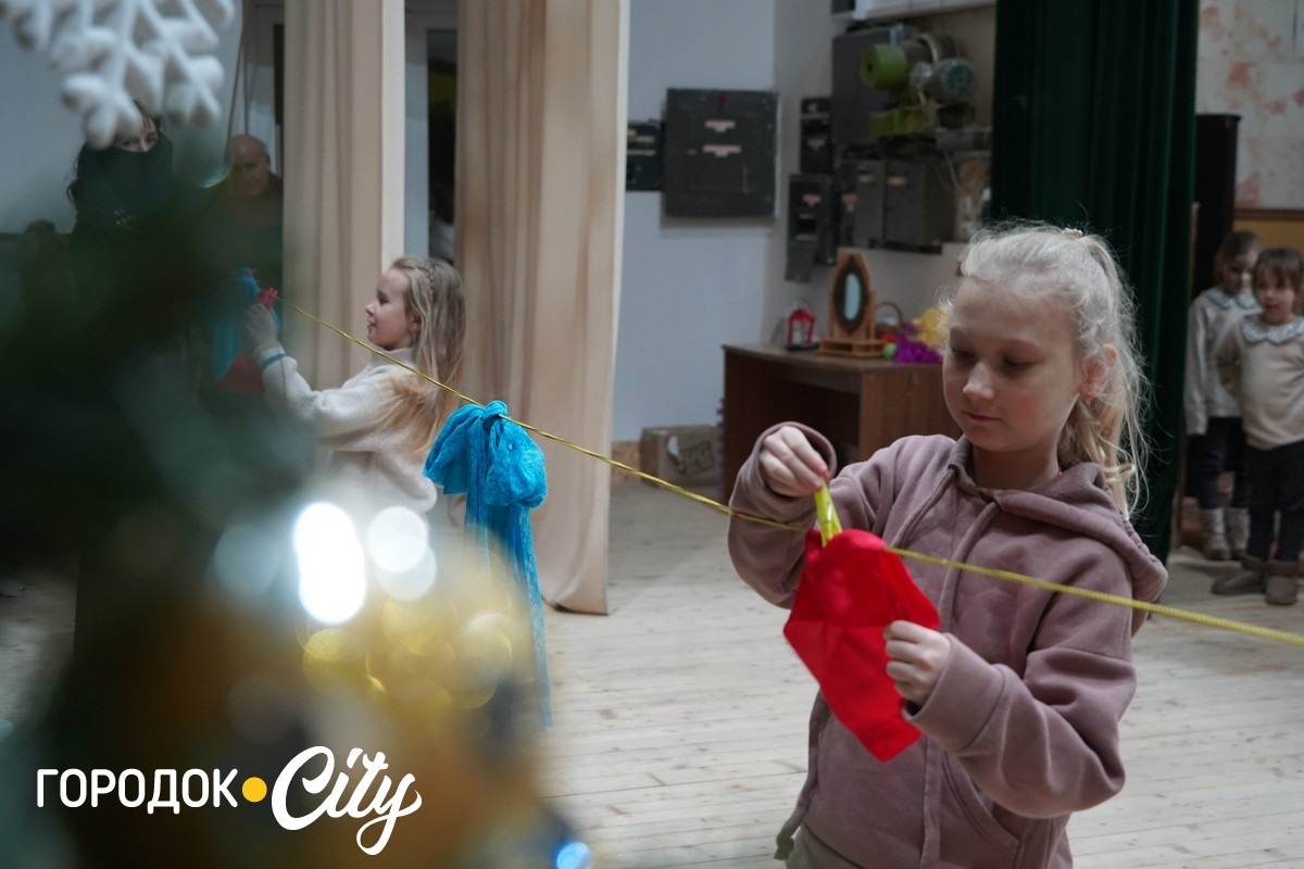 «Новорічна магія» без гаджетів. У Городоцькому будинку культури провели різдвяний ранок для школярів