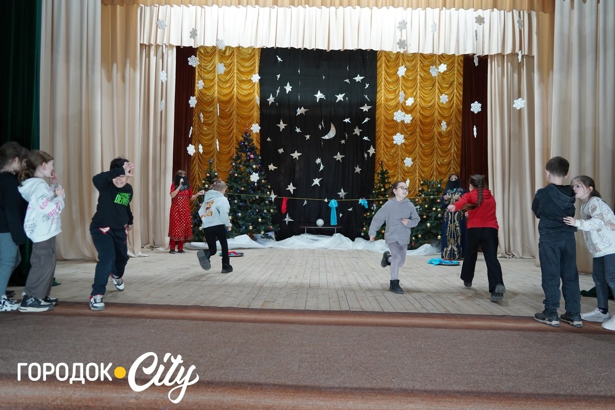 «Новорічна магія» без гаджетів. У Городоцькому будинку культури провели різдвяний ранок для школярів