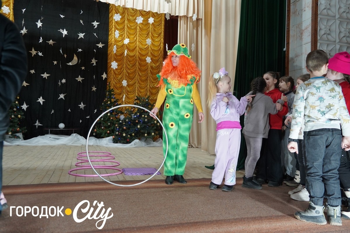 «Новорічна магія» без гаджетів. У Городоцькому будинку культури провели різдвяний ранок для школярів