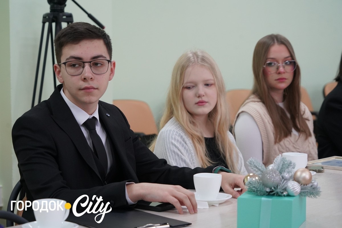 Різдвяна зустріч молоді з керівництвом громади: школярі Городка презентували ідеї розвитку