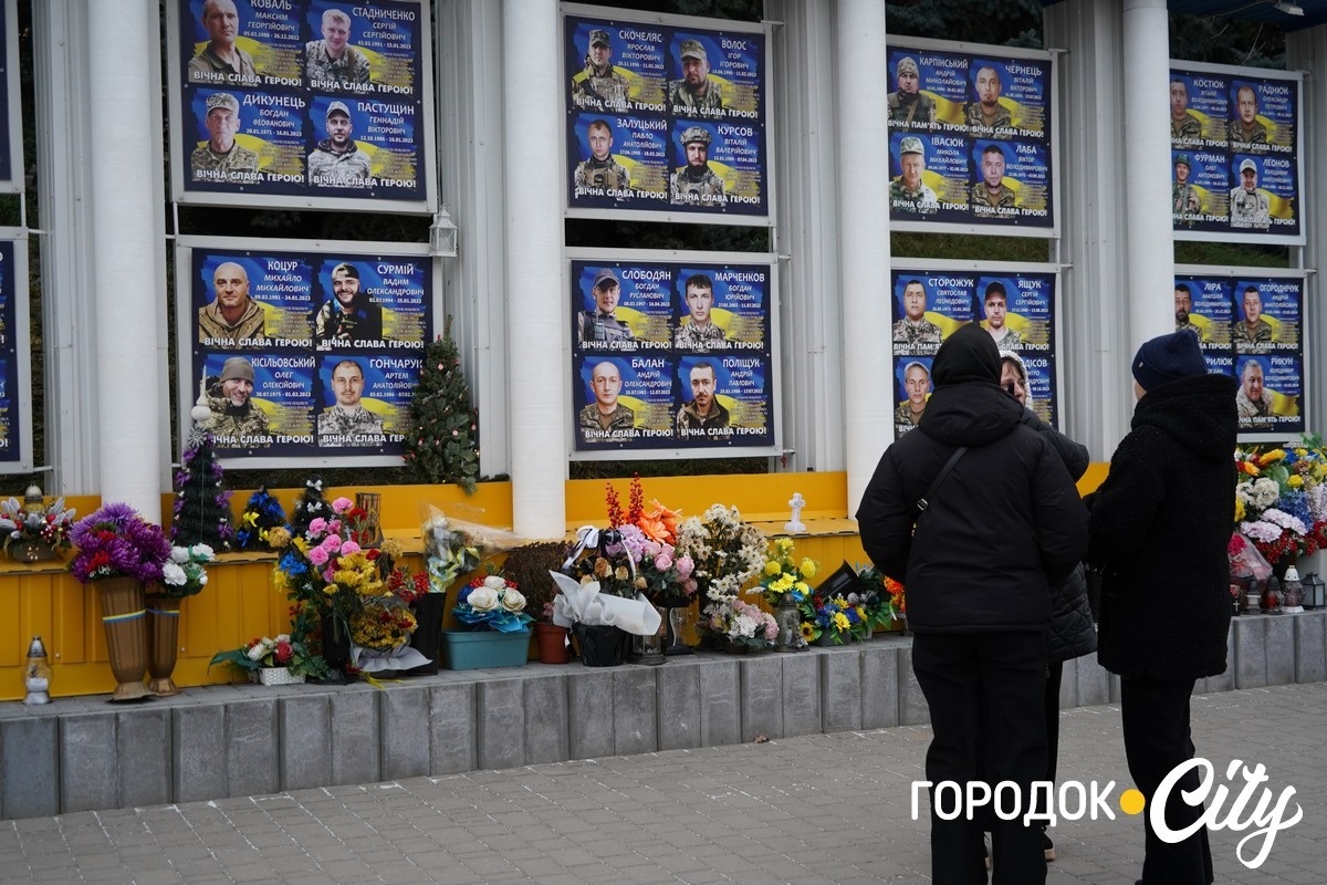 «Він називав мене другою мамою». У Городку вшанували пам’ять полеглого Героя Максима Коваля