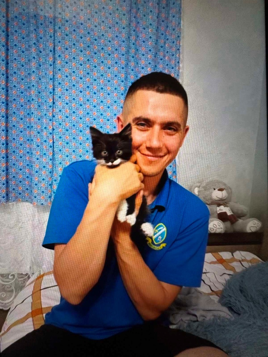 «Такий час. Така доля»: Сатанівщина попрощалася з відважним воїном Олександром Хамрою