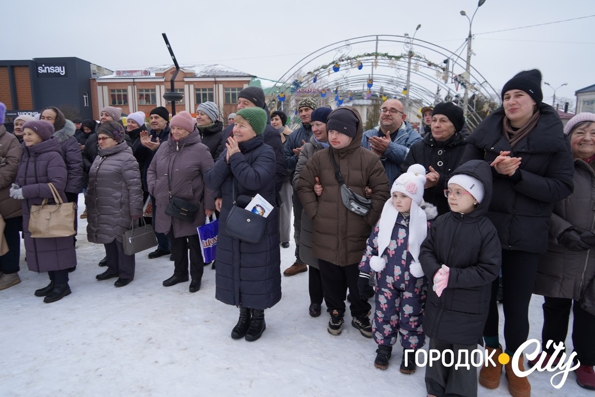 Українською і польською: у Городку містяни разом заколядували біля головної ялинки