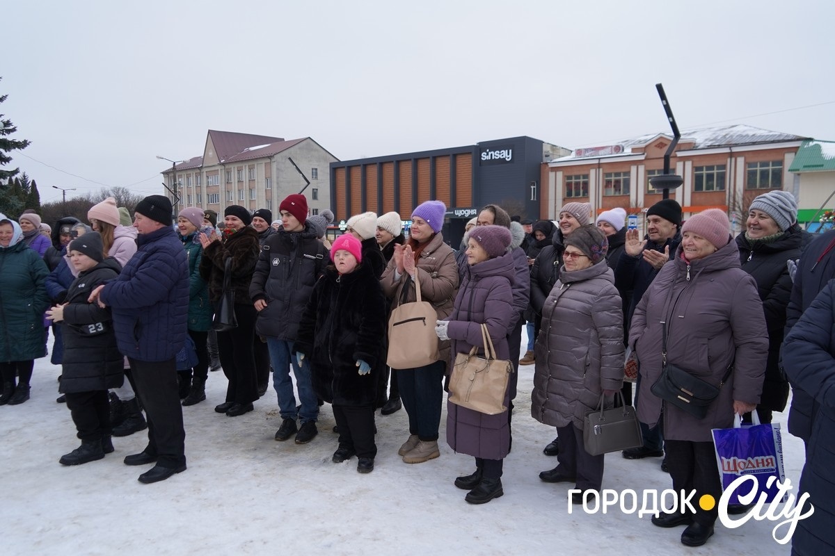 Українською і польською: у Городку містяни разом заколядували біля головної ялинки