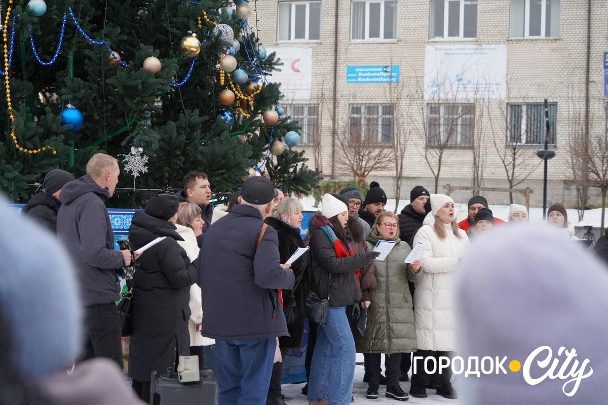 Українською і польською: у Городку містяни разом заколядували біля головної ялинки