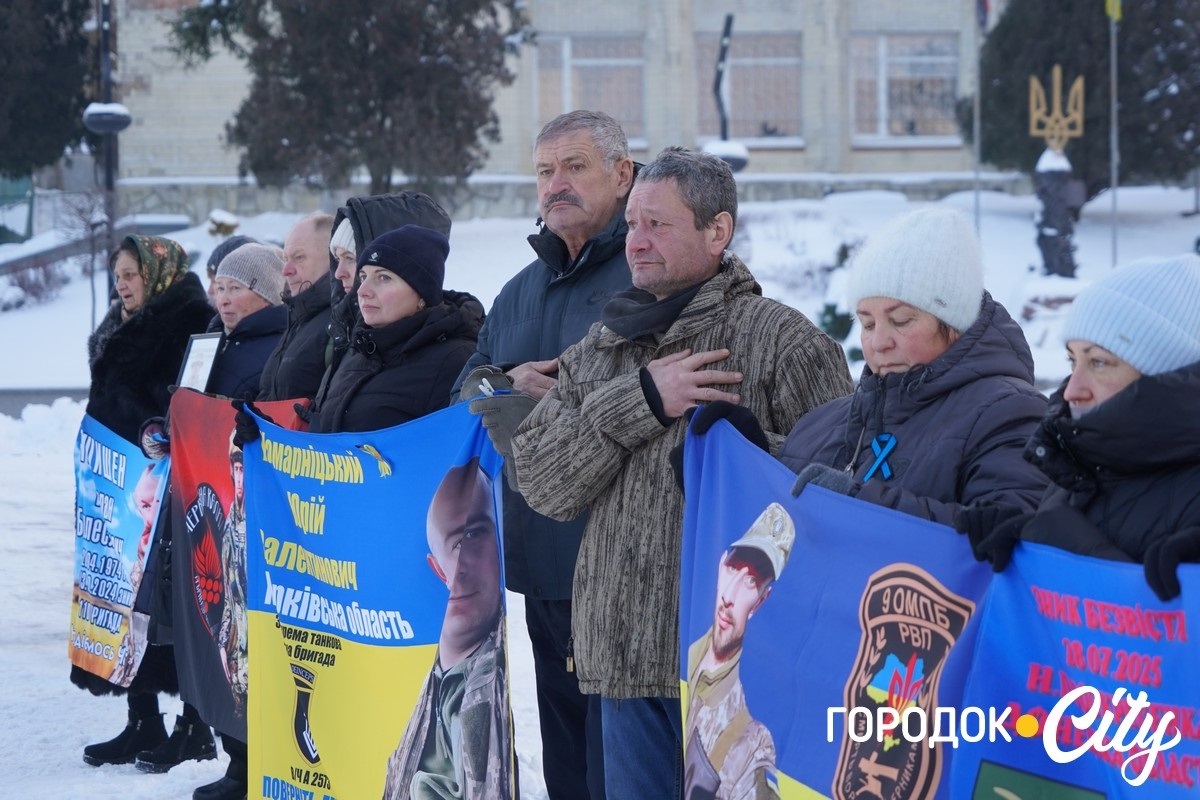 На центральній площі міста вишикувався живий коридор пам’яті та надії. У руках учасників — прапори, з яких на рідне місто дивляться військові, чий шлях додому затягнувся. 