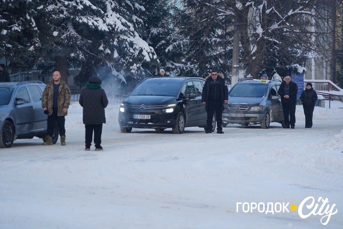 Під час загальноміської хвилини мовчання та звучання Гімну України рух на дорозі зупиняється. Водії виходять із транспортних засобів, висловлюючи солідарність із родинами військовослужбовців.