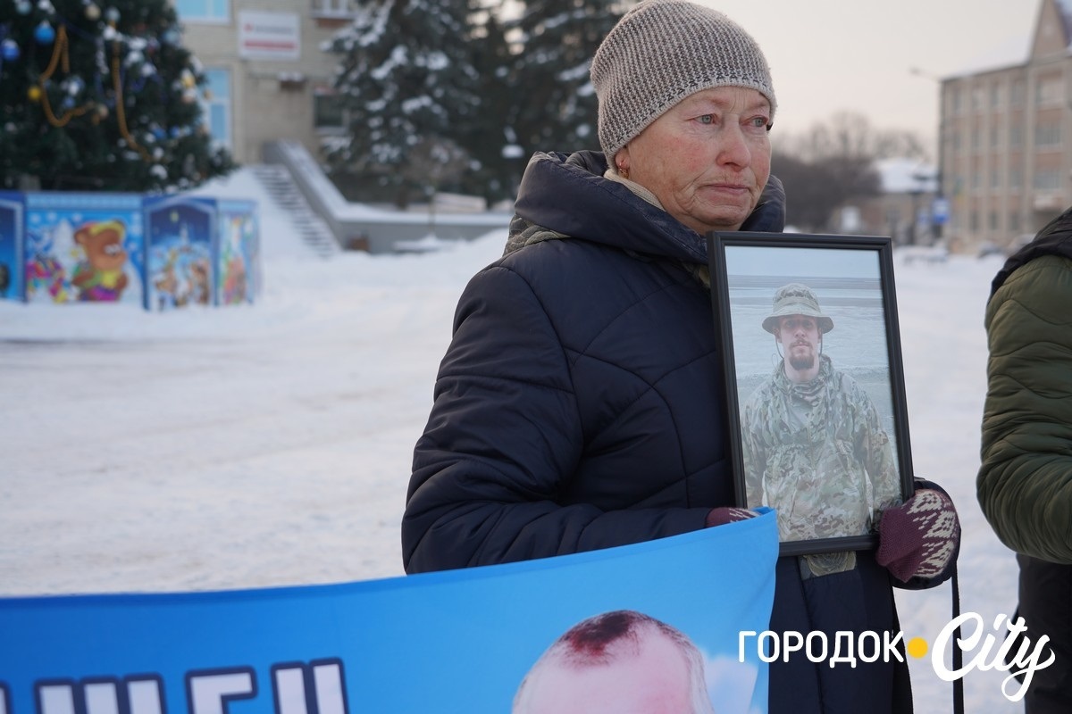 Для багатьох рідних фотографії стають найціннішим зв'язком із близькою людиною та щоденним нагадуванням про необхідність продовжувати пошуки.