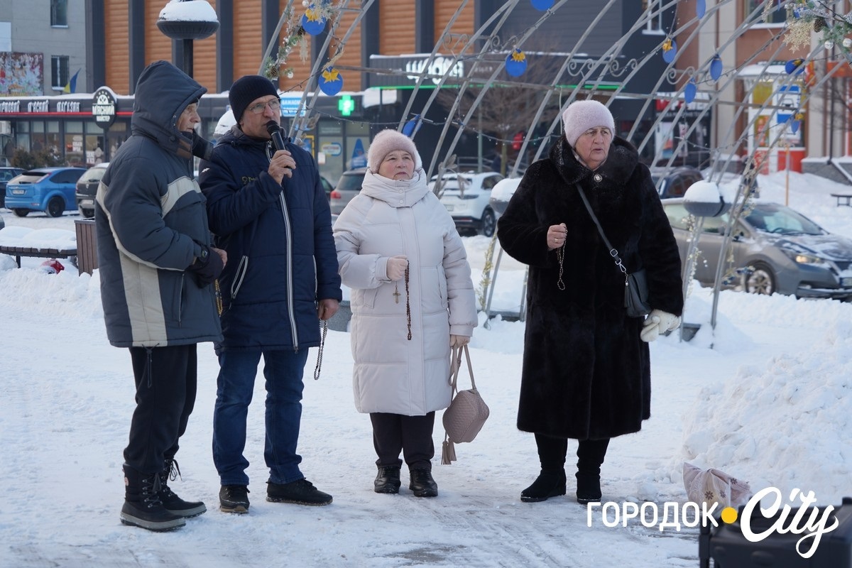 Важлива частина акції — спільна молитва учасників за повернення близьких. Для багатьох присутніх вервиця у руках стає символом духовної підтримки та внутрішньої сили, що допомагає долати випробування невідомістю.