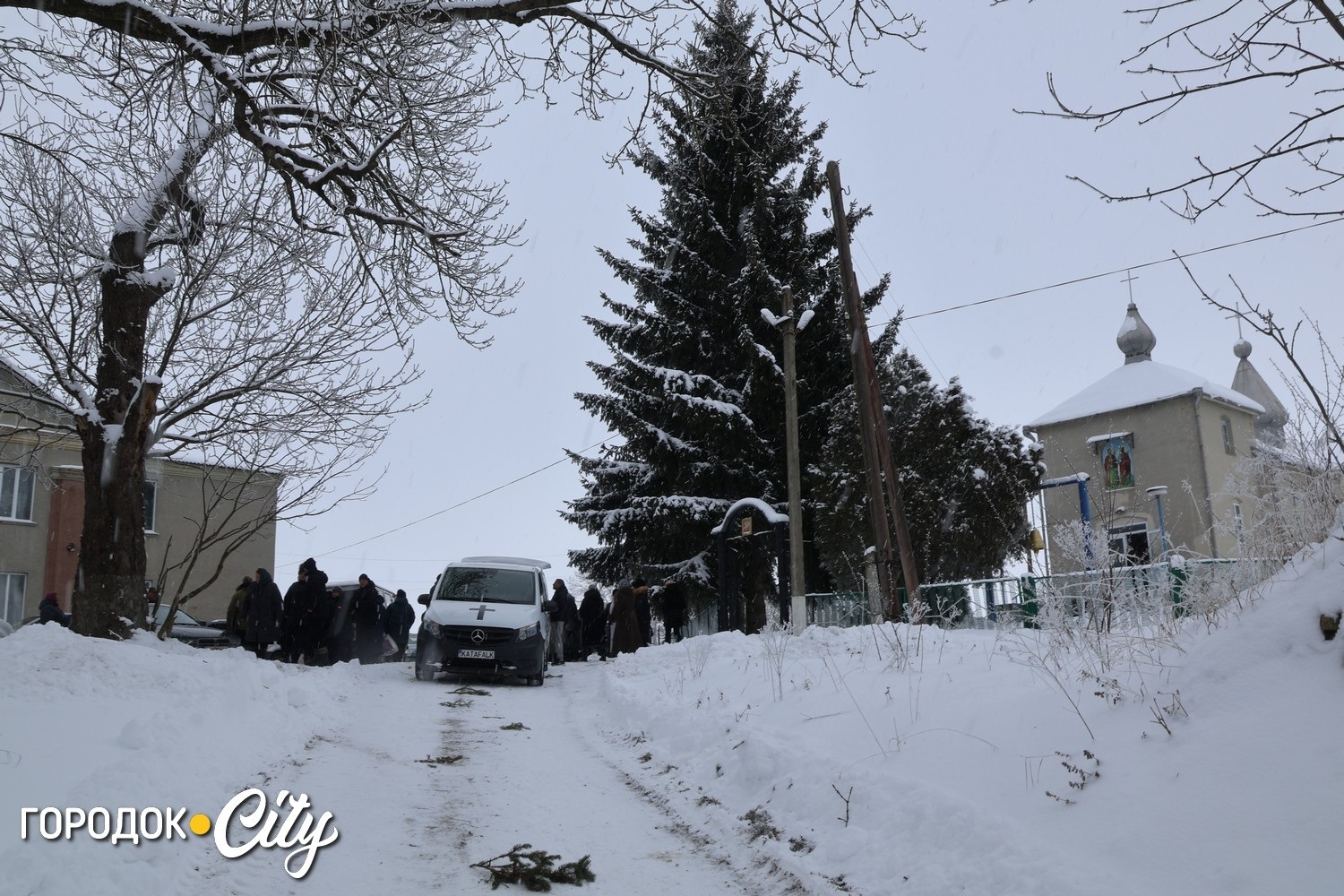 Сльози на снігу й тиша скорботи: Городоцька громада попрощалася з Олегом Мельником