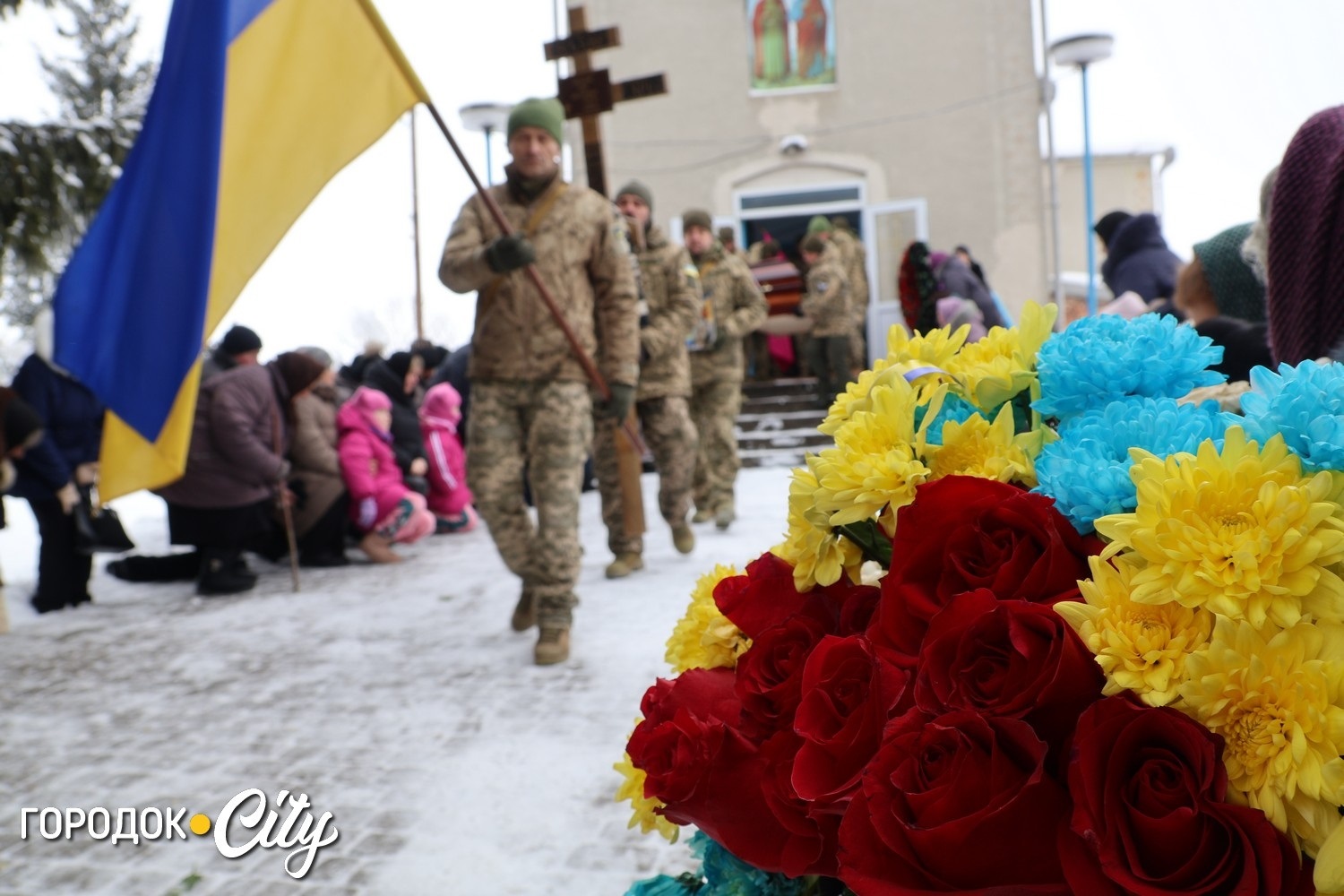 Сльози на снігу й тиша скорботи: Городоцька громада попрощалася з Олегом Мельником