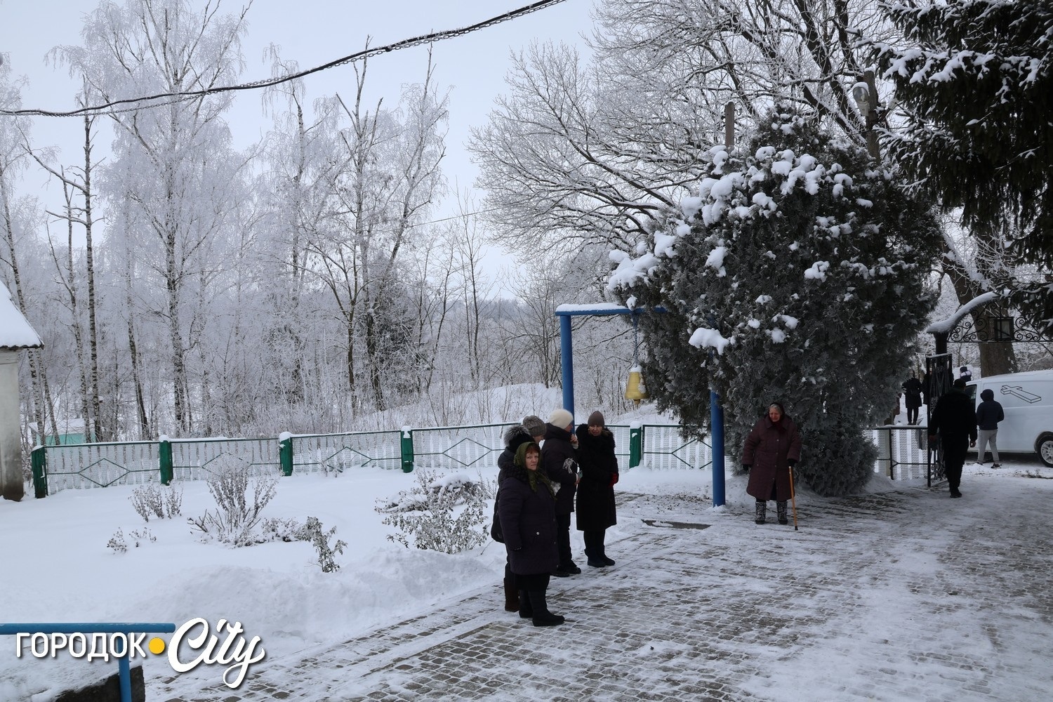 Сльози на снігу й тиша скорботи: Городоцька громада попрощалася з Олегом Мельником