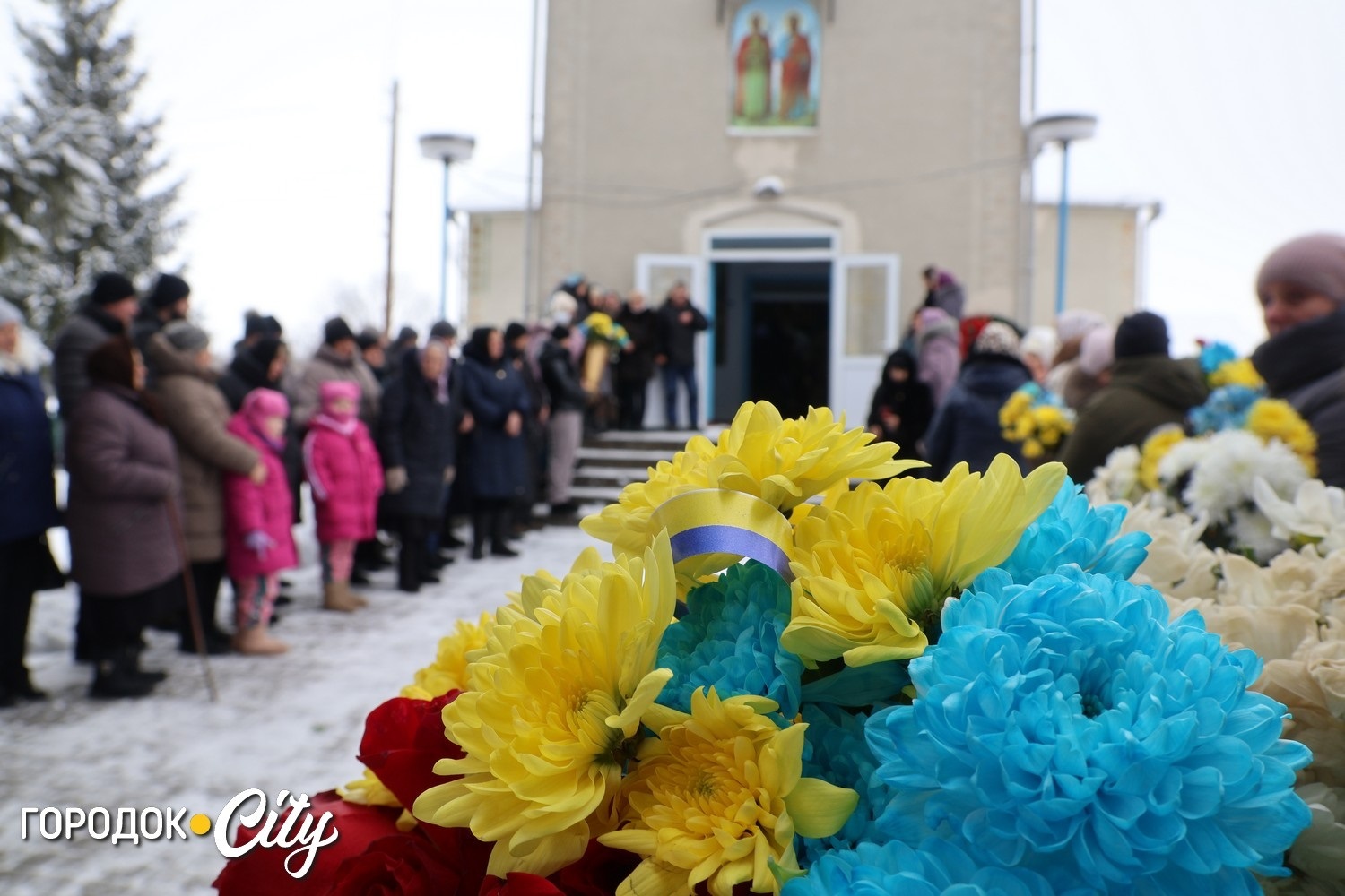 Сльози на снігу й тиша скорботи: Городоцька громада попрощалася з Олегом Мельником