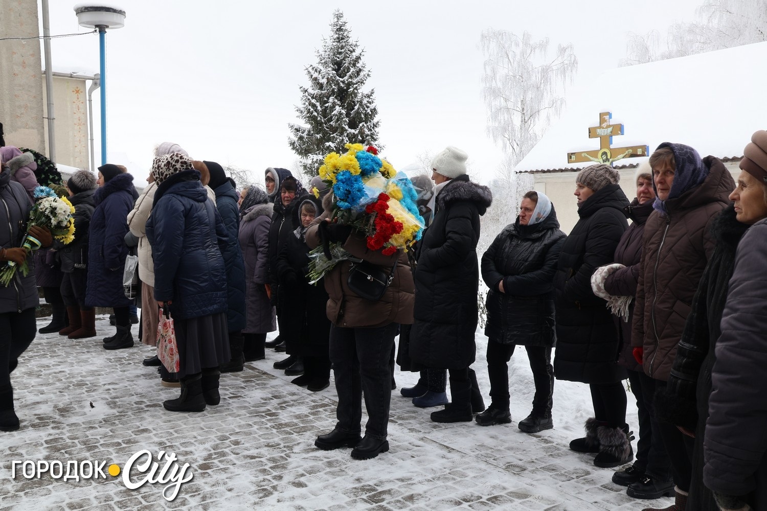 Сльози на снігу й тиша скорботи: Городоцька громада попрощалася з Олегом Мельником