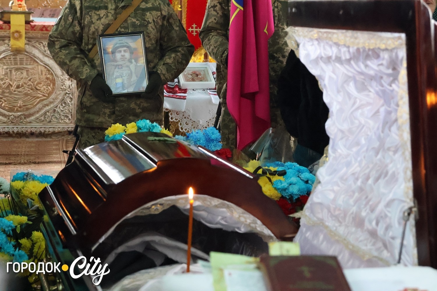 Сльози на снігу й тиша скорботи: Городоцька громада попрощалася з Олегом Мельником