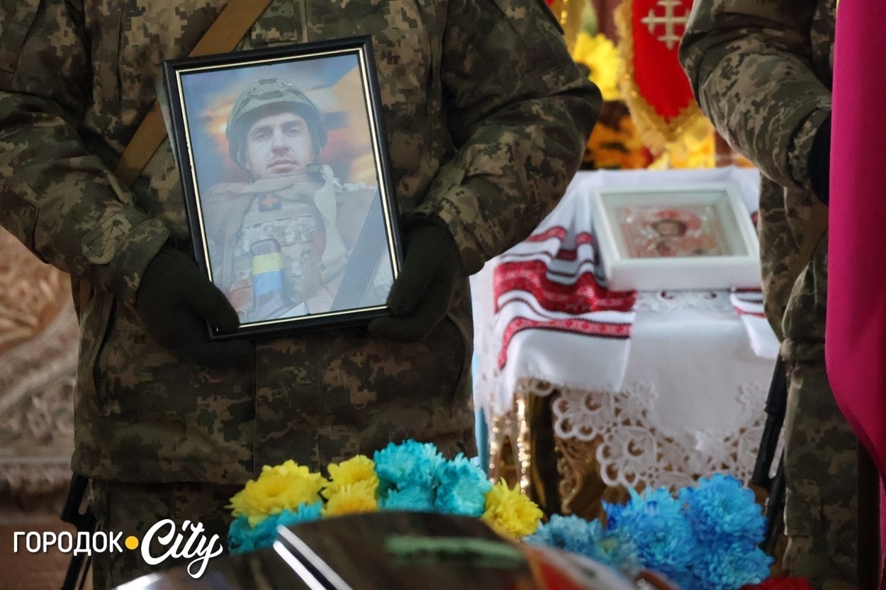 Сльози на снігу й тиша скорботи: Городоцька громада попрощалася з Олегом Мельником