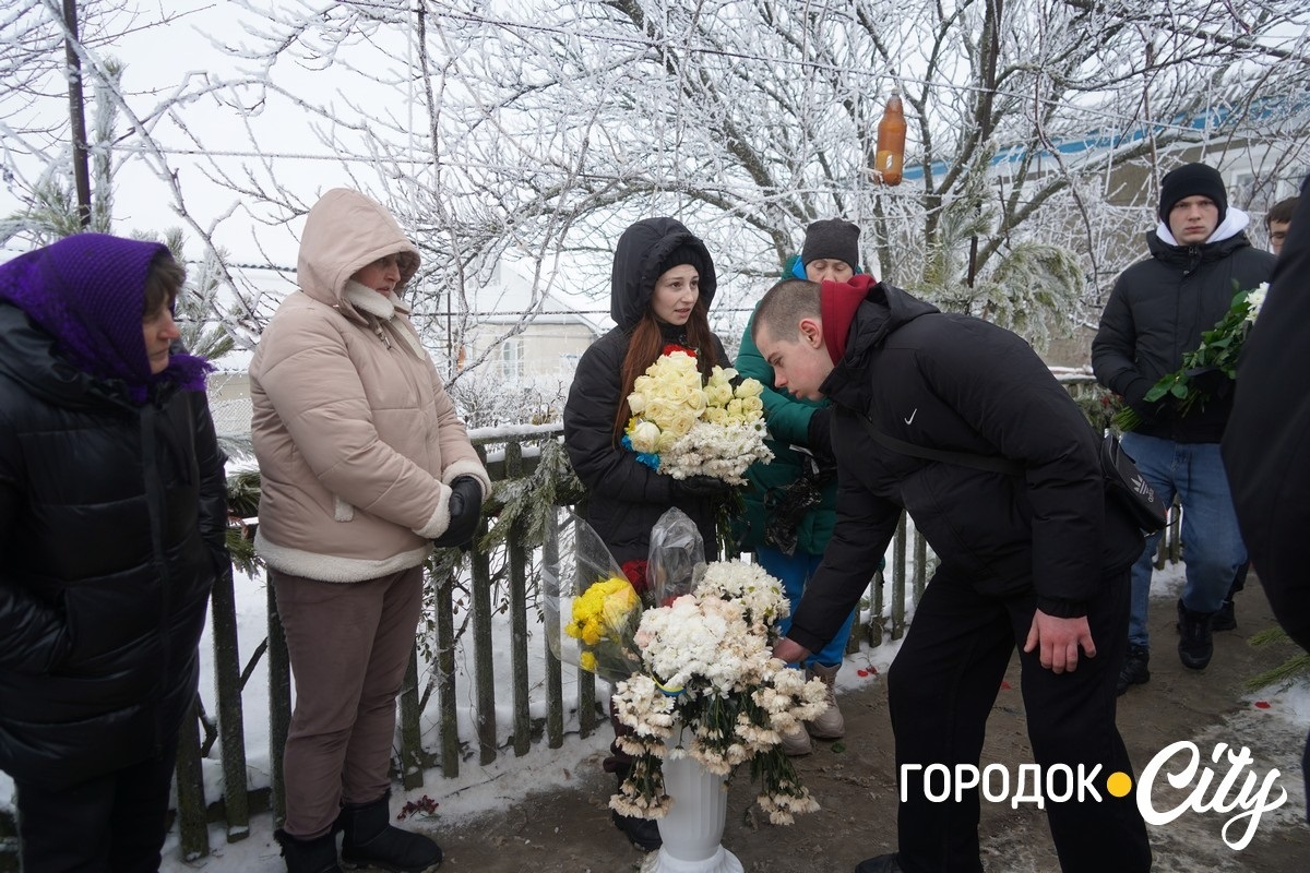 Обірвана молодість. Городоччина попрощалася з молодим Героєм Денисом Мостовим