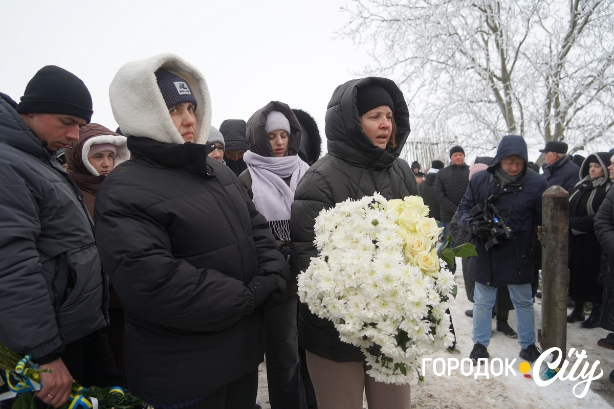 Обірвана молодість. Городоччина попрощалася з молодим Героєм Денисом Мостовим