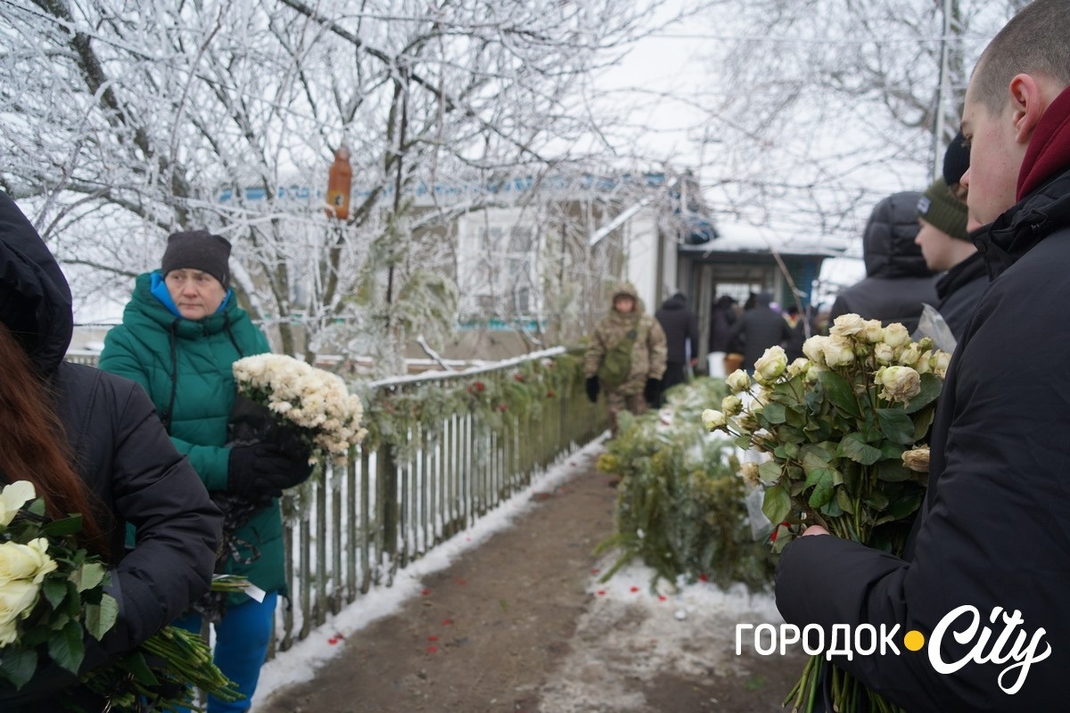 Обірвана молодість. Городоччина попрощалася з молодим Героєм Денисом Мостовим