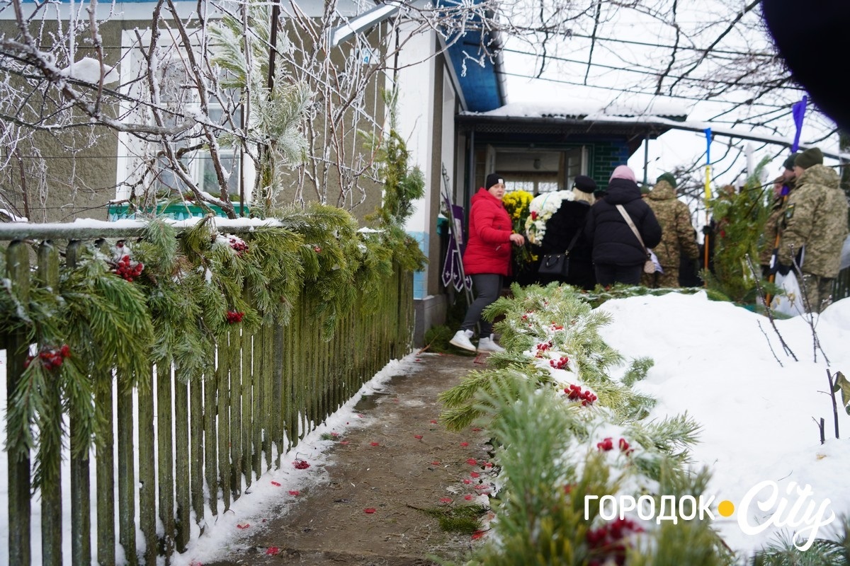 Обірвана молодість. Городоччина попрощалася з молодим Героєм Денисом Мостовим
