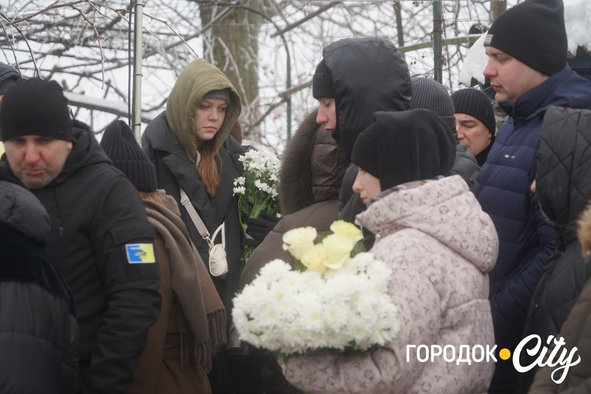 Обірвана молодість. Городоччина попрощалася з молодим Героєм Денисом Мостовим