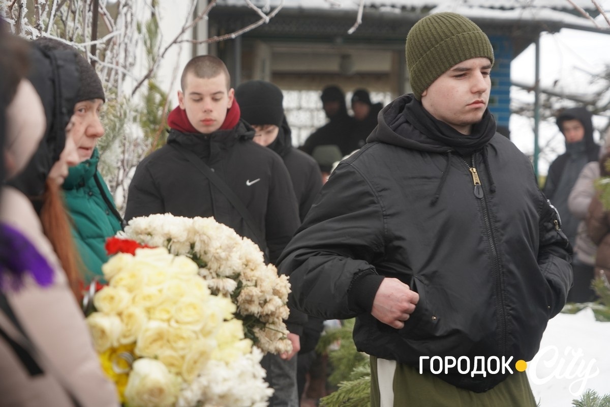 Обірвана молодість. Городоччина попрощалася з молодим Героєм Денисом Мостовим