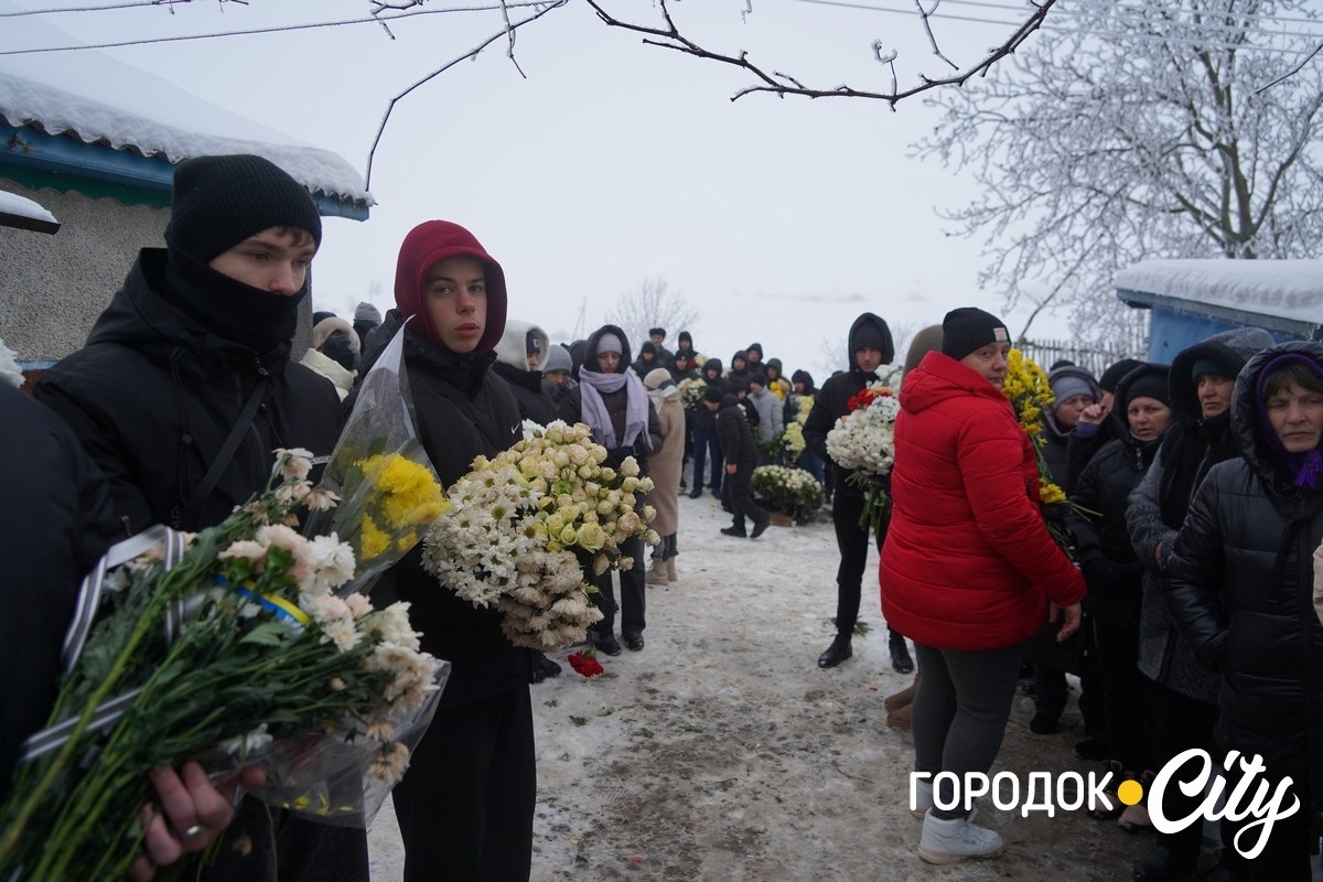 Обірвана молодість. Городоччина попрощалася з молодим Героєм Денисом Мостовим