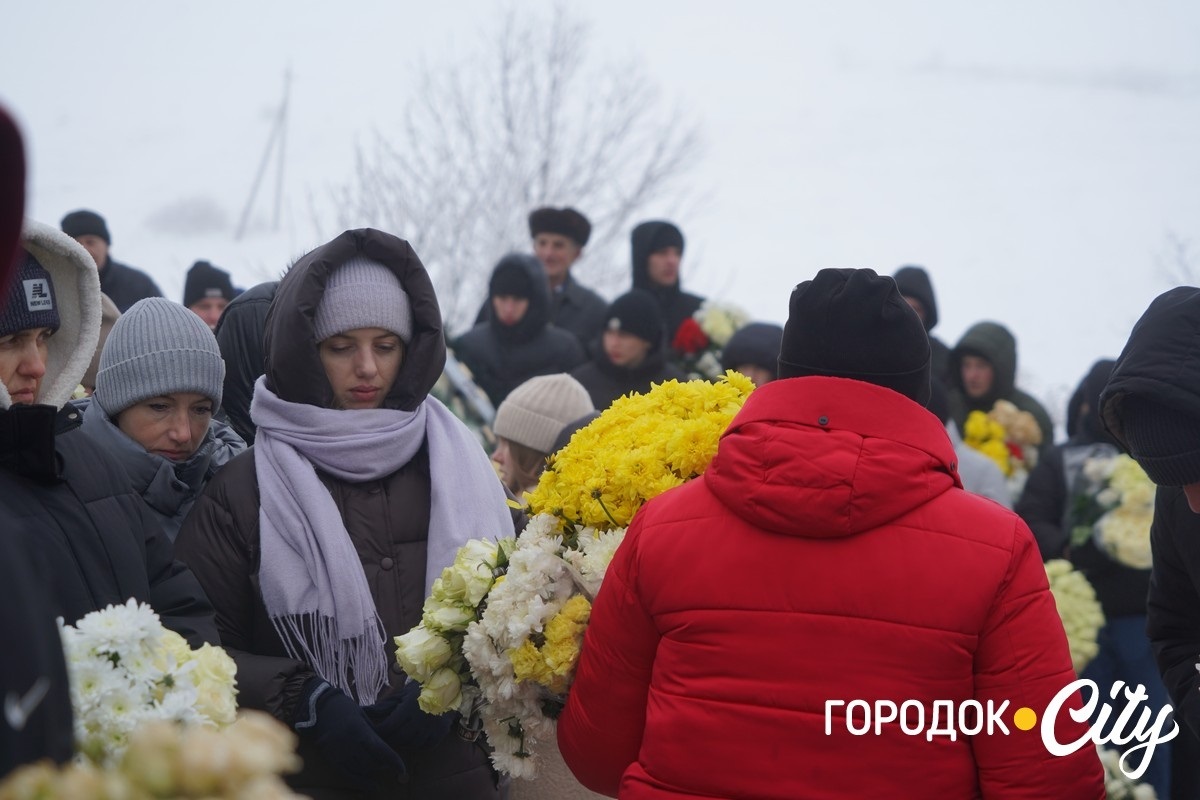 Обірвана молодість. Городоччина попрощалася з молодим Героєм Денисом Мостовим