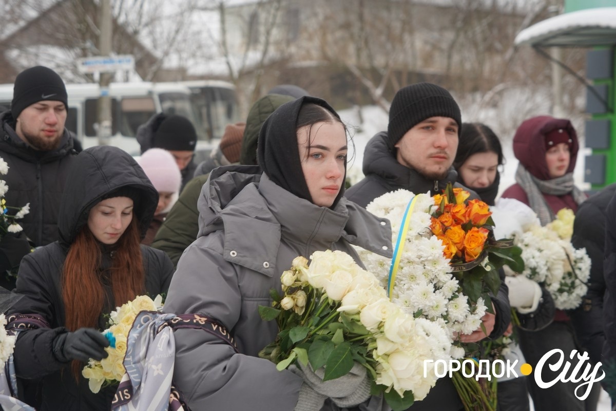 Обірвана молодість. Городоччина попрощалася з молодим Героєм Денисом Мостовим