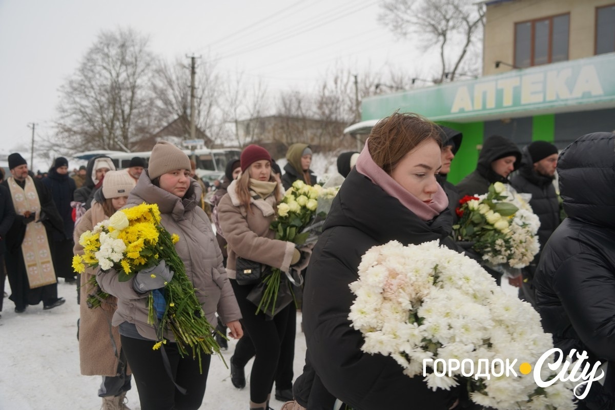 Обірвана молодість. Городоччина попрощалася з молодим Героєм Денисом Мостовим