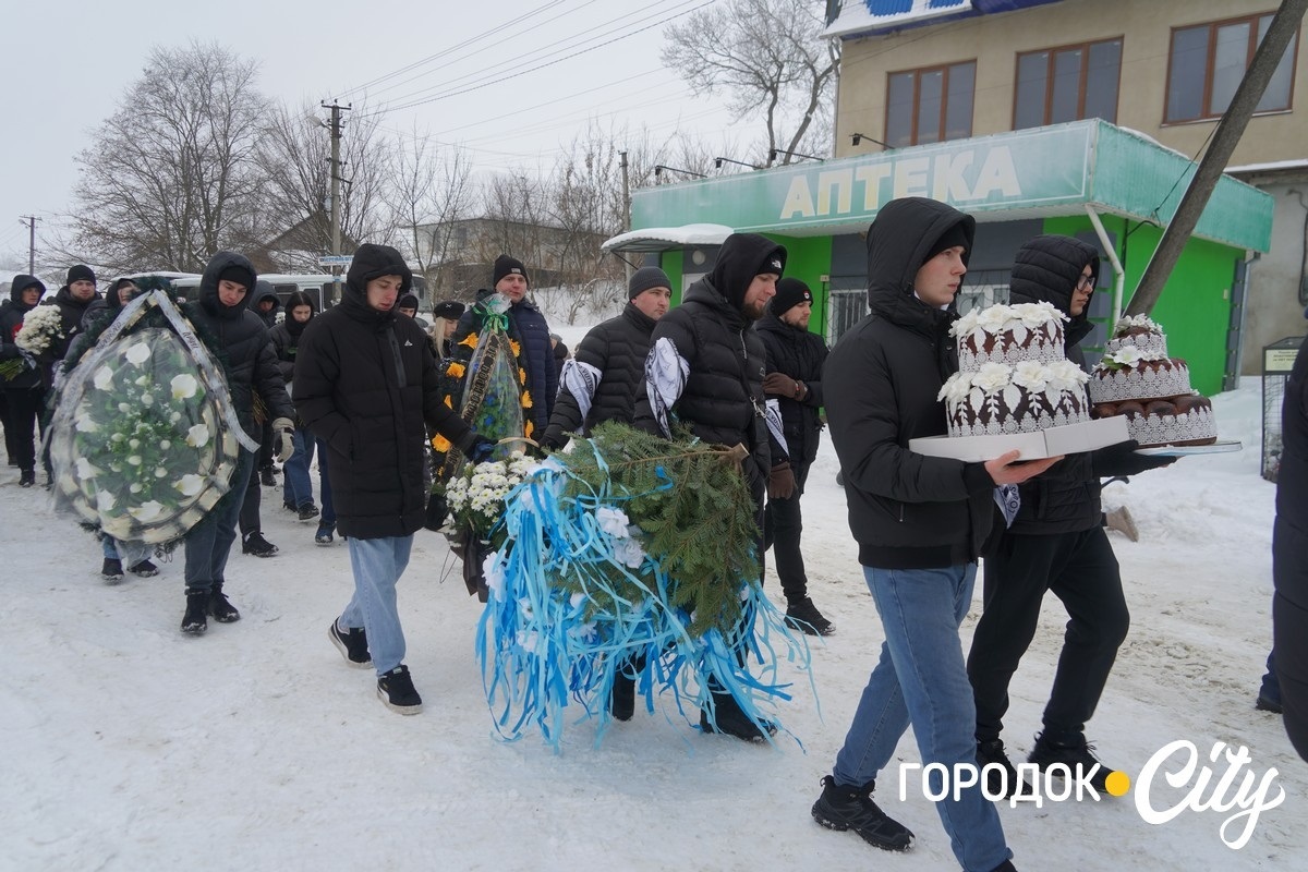 Обірвана молодість. Городоччина попрощалася з молодим Героєм Денисом Мостовим