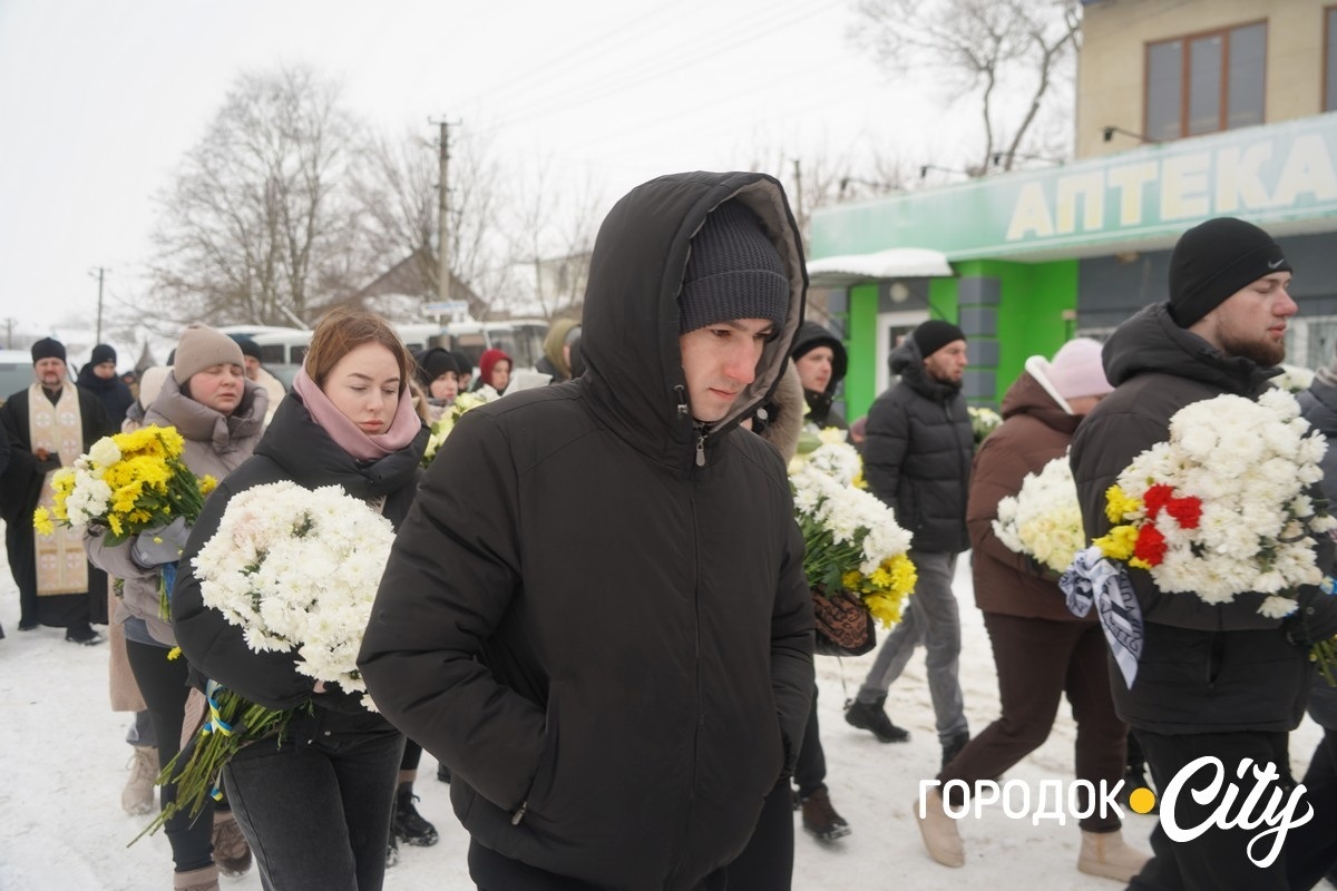 Обірвана молодість. Городоччина попрощалася з молодим Героєм Денисом Мостовим