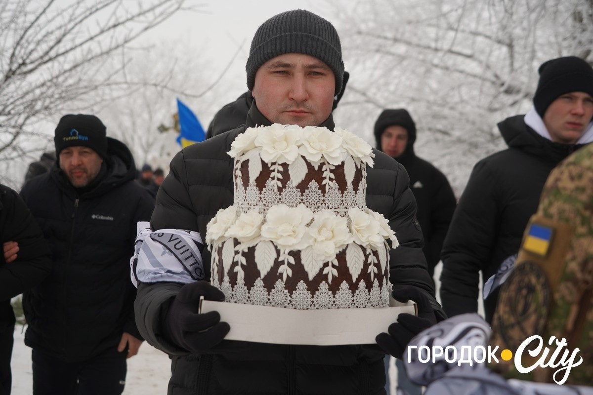 Обірвана молодість. Городоччина попрощалася з молодим Героєм Денисом Мостовим