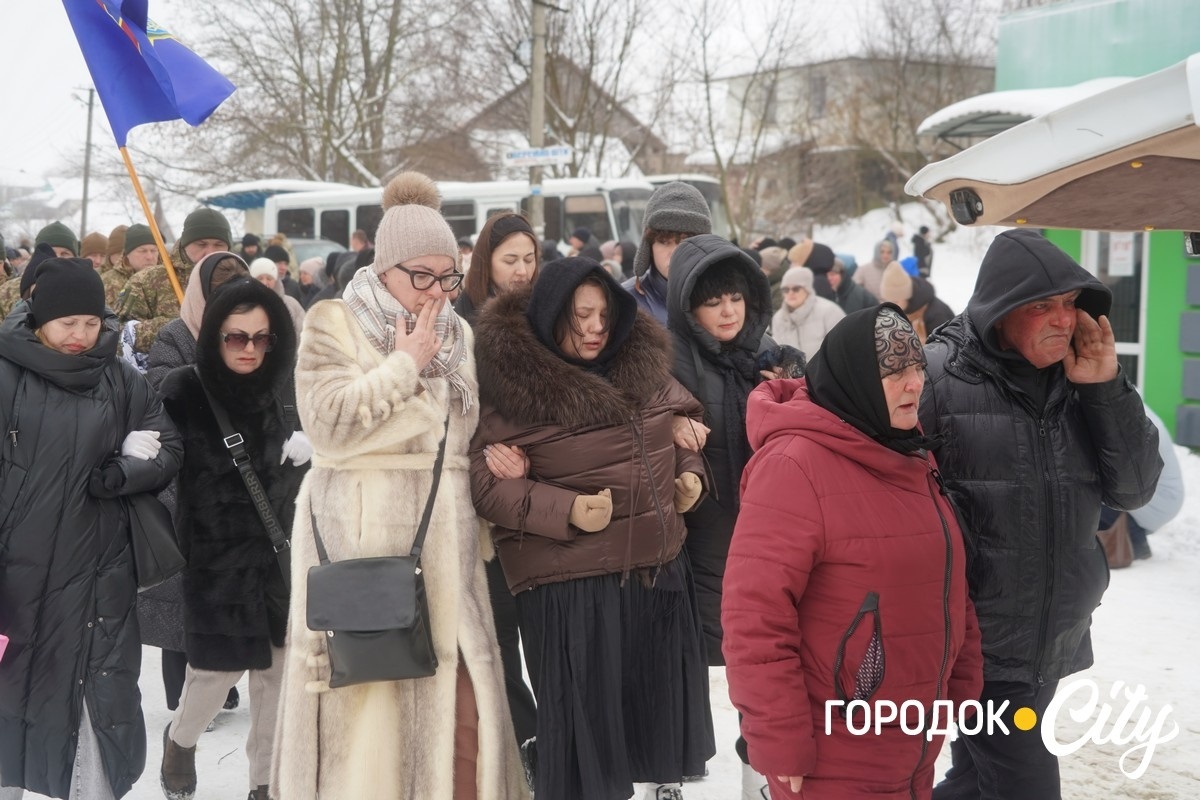Обірвана молодість. Городоччина попрощалася з молодим Героєм Денисом Мостовим