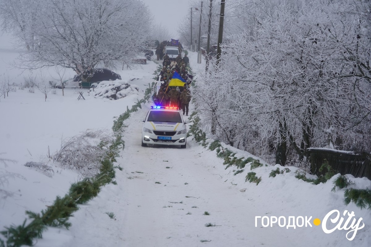 Обірвана молодість. Городоччина попрощалася з молодим Героєм Денисом Мостовим