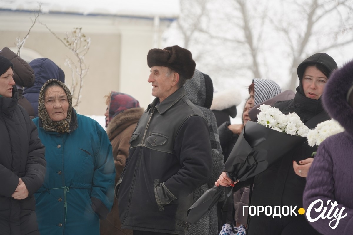 Обірвана молодість. Городоччина попрощалася з молодим Героєм Денисом Мостовим