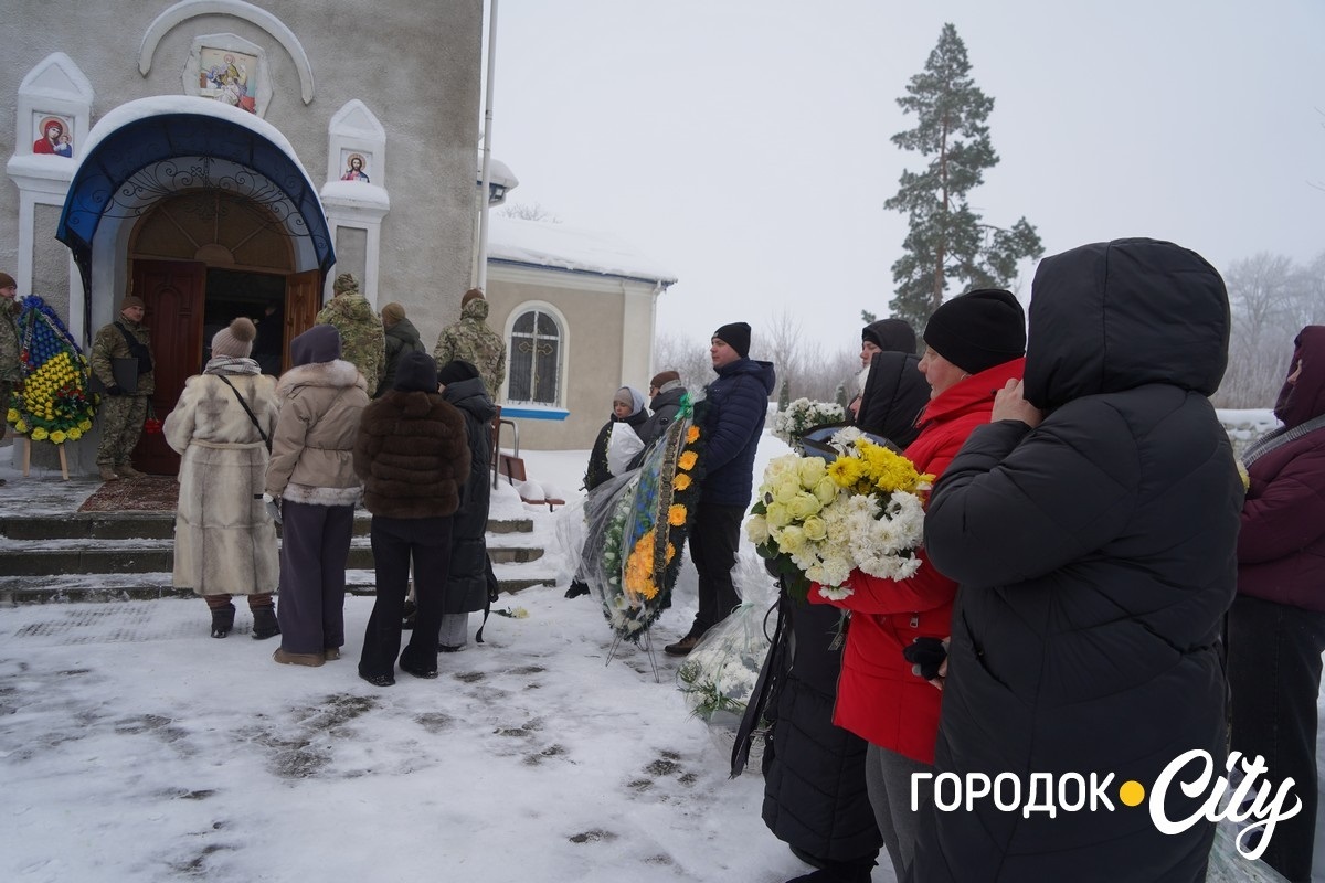 Обірвана молодість. Городоччина попрощалася з молодим Героєм Денисом Мостовим