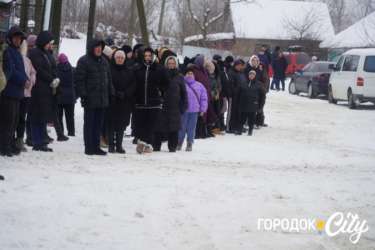 Обірвана молодість. Городоччина попрощалася з молодим Героєм Денисом Мостовим
