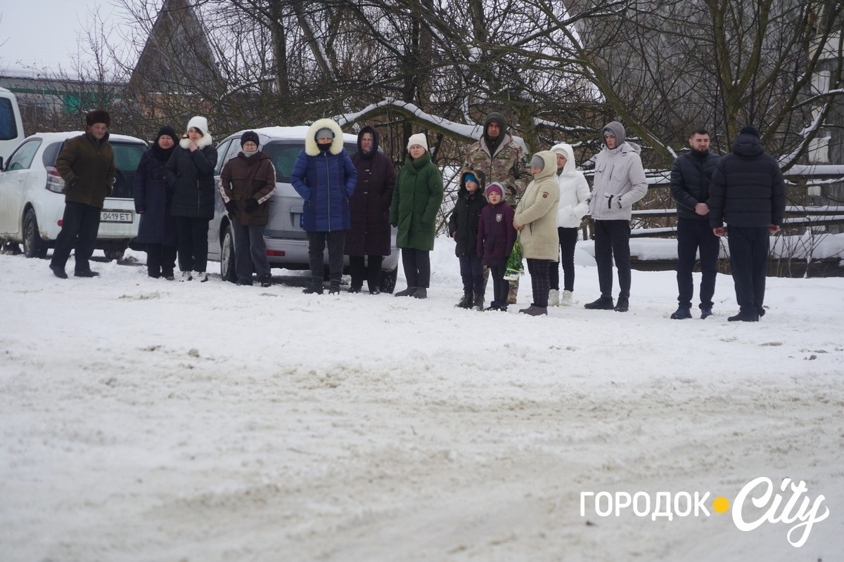 Обірвана молодість. Городоччина попрощалася з молодим Героєм Денисом Мостовим